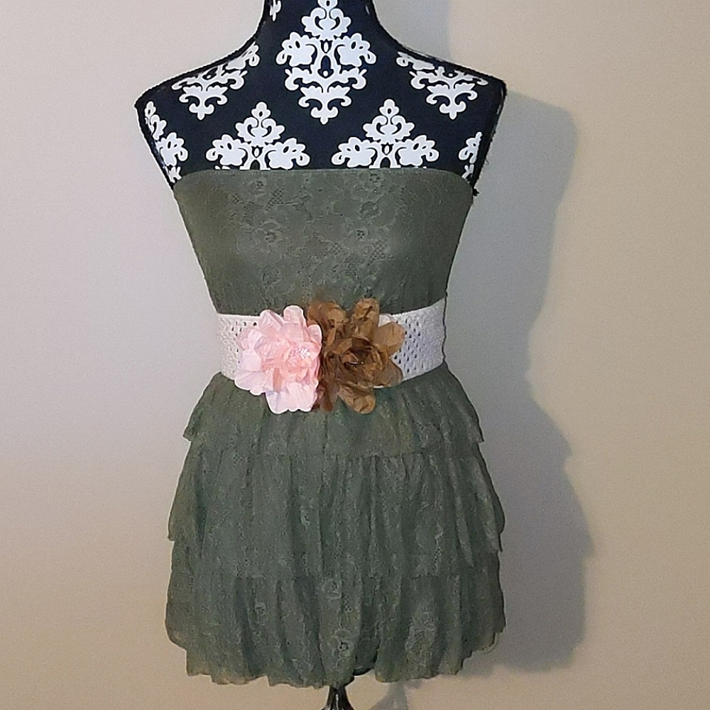 Pretty Good Lace ruffled Halter w/belt Sz Small